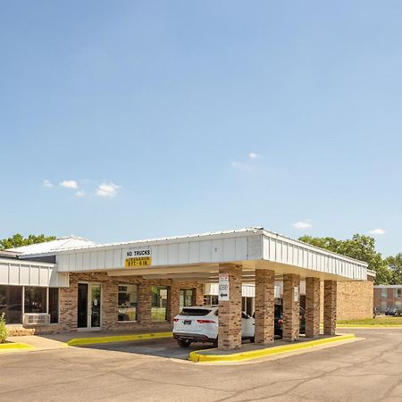 Oyo Hotel Mona Lake Muskegon Esterno foto