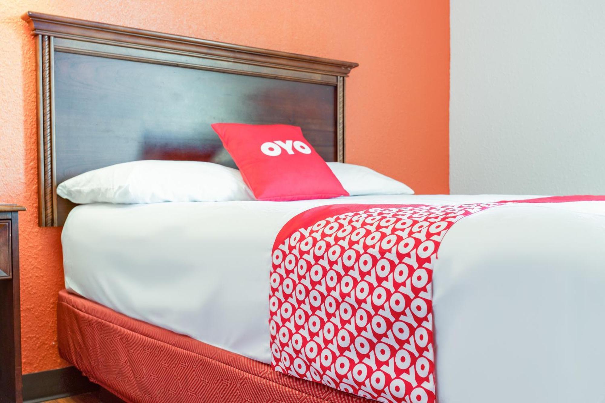 Oyo Hotel Mona Lake Muskegon Esterno foto