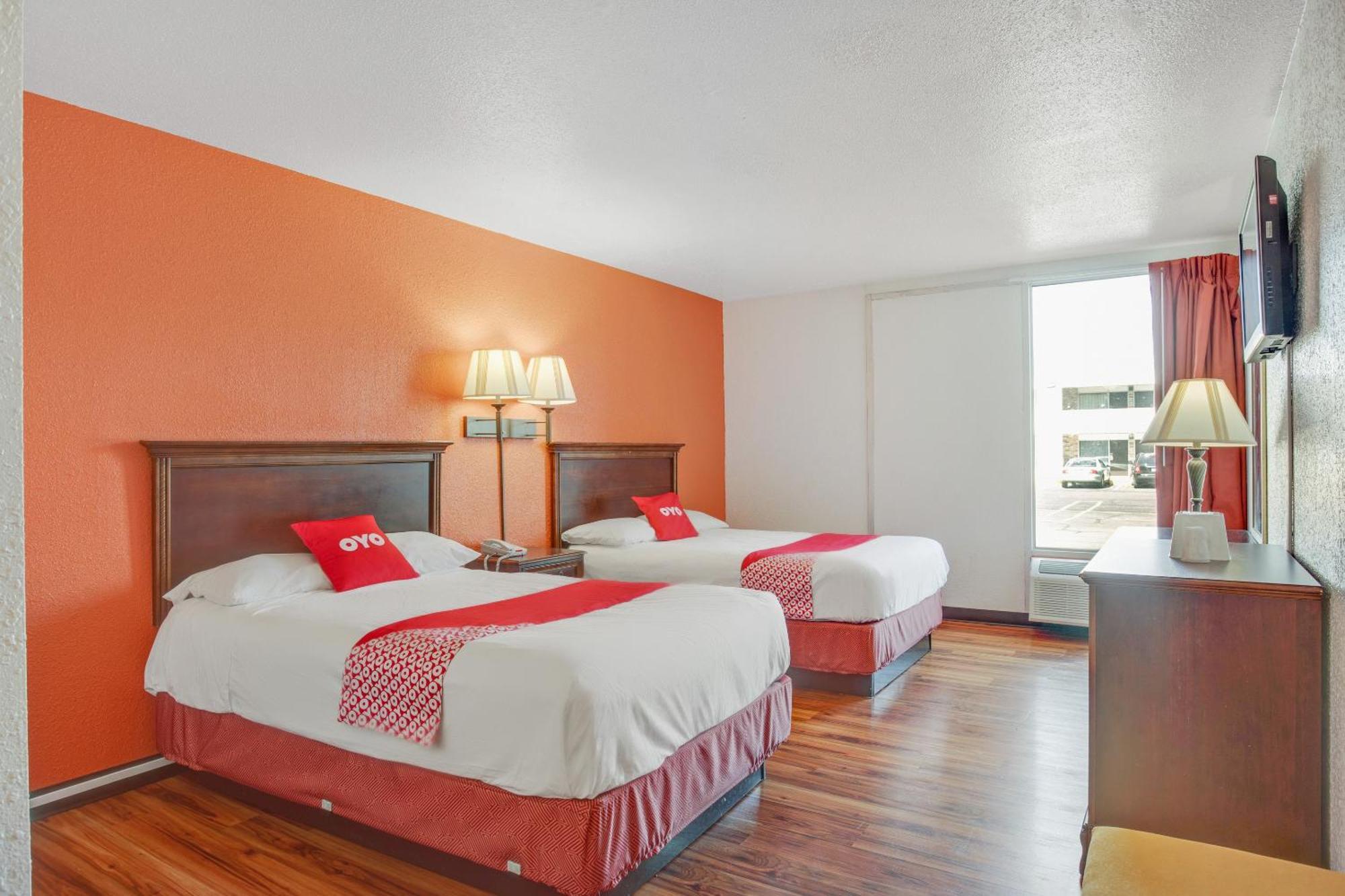 Oyo Hotel Mona Lake Muskegon Esterno foto