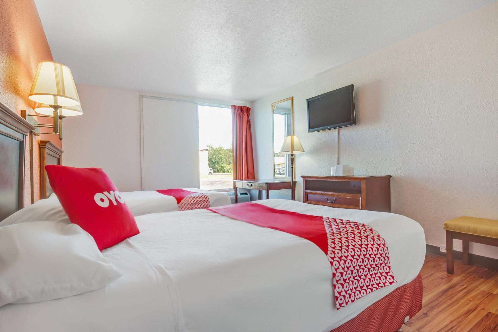 Oyo Hotel Mona Lake Muskegon Esterno foto
