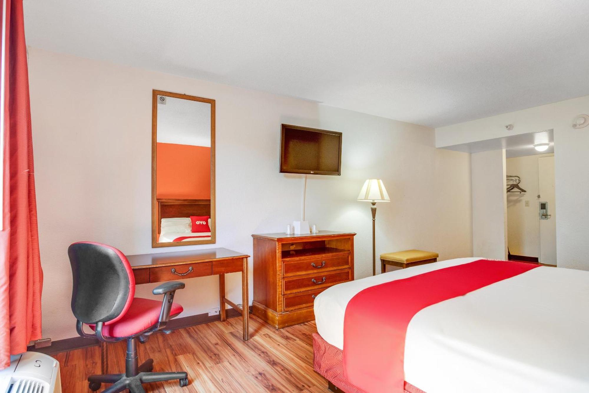 Oyo Hotel Mona Lake Muskegon Esterno foto