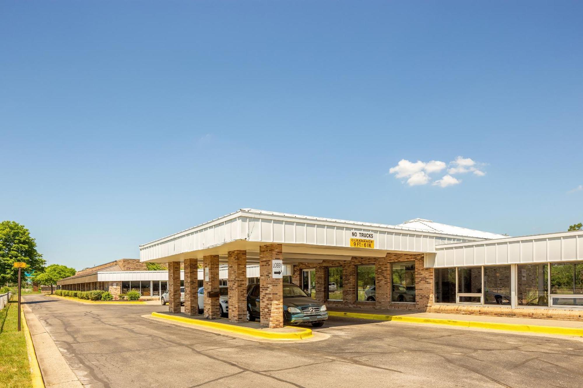 Oyo Hotel Mona Lake Muskegon Esterno foto
